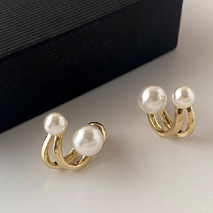 1 Pair Pearl Golden Metal Detail Earrings