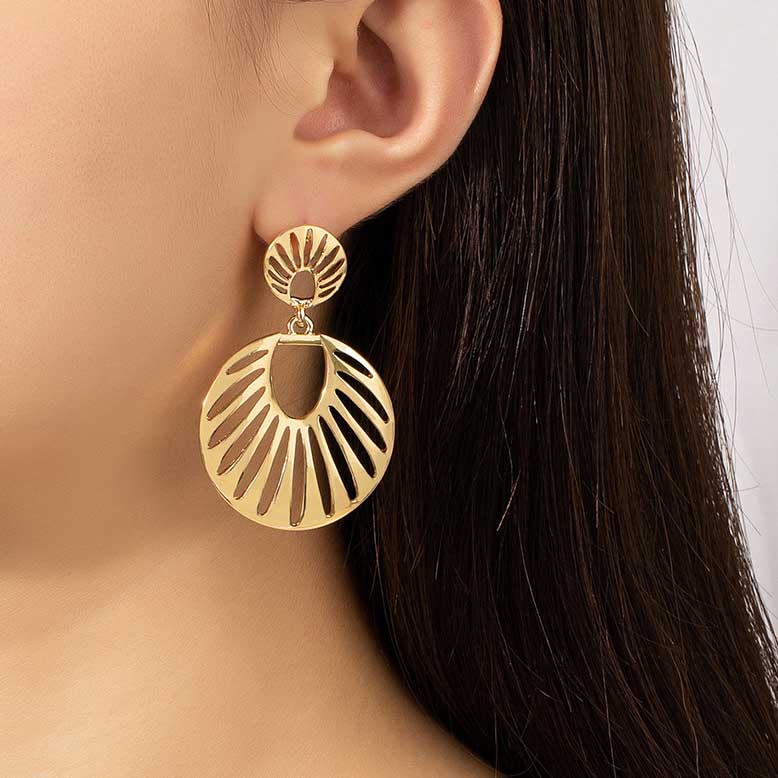 1 Pair Gold Round Cut Out Earrings