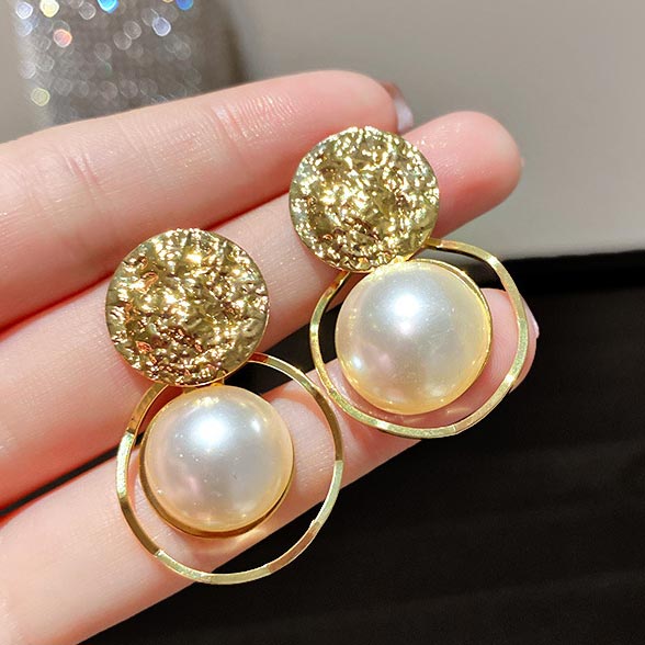 Gold Round Metal Detail Pearl Earrings