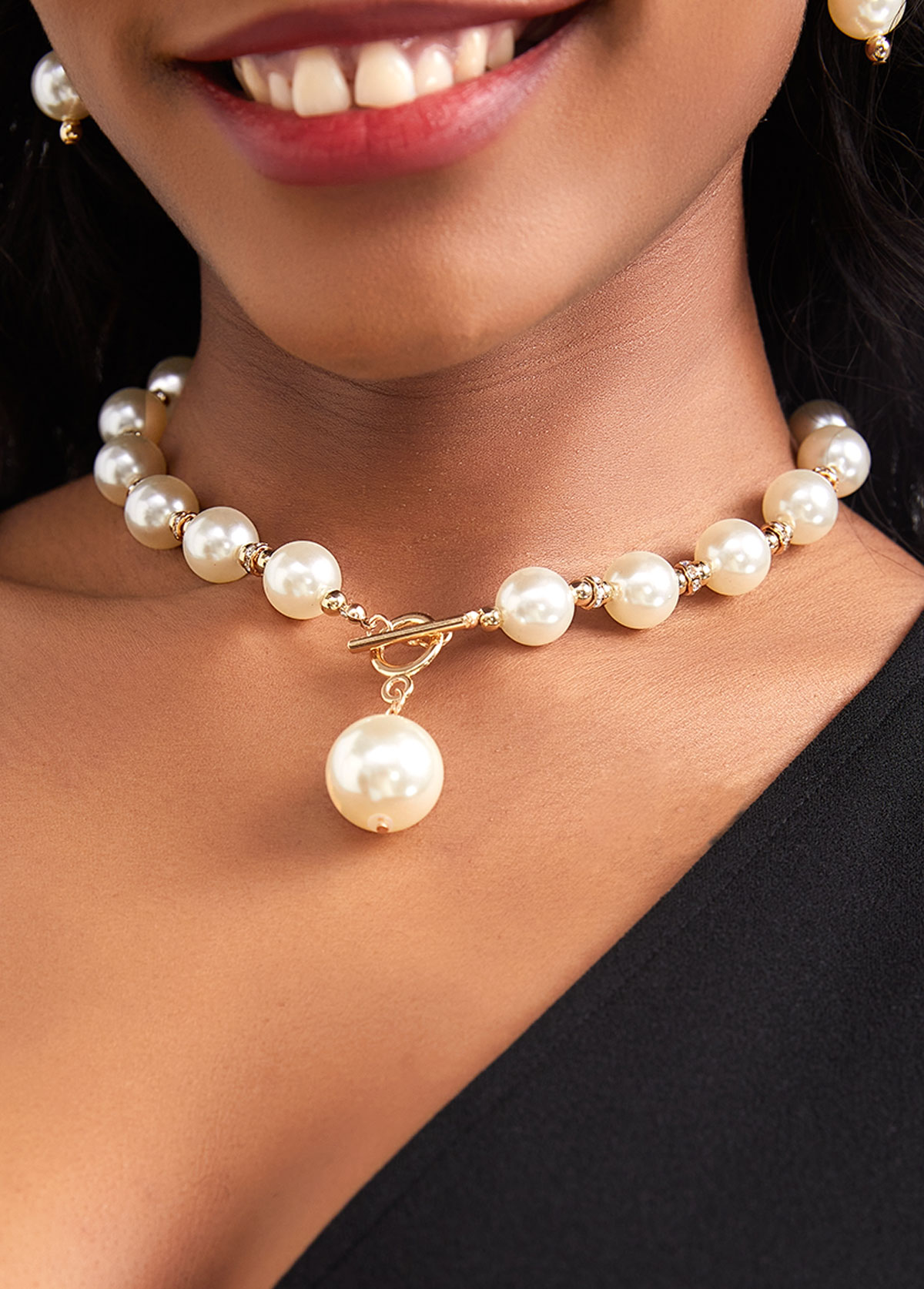 Silvery White Round Pearl Earings and Necklace