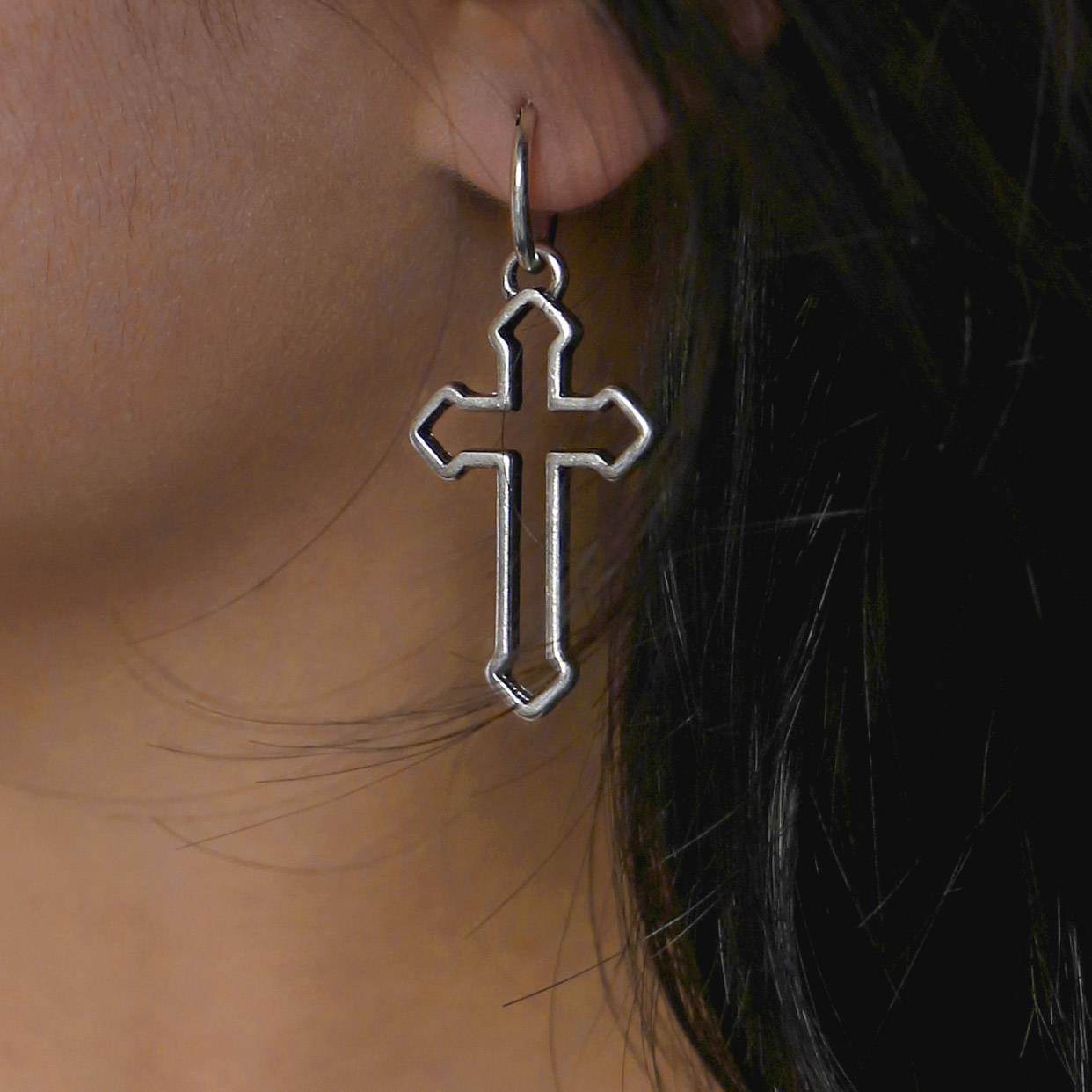 Metal Detail Geometric Pattern Silver Cross Earrings