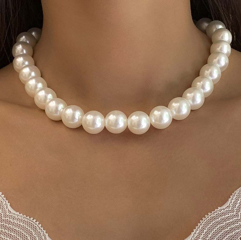Pearl Detail Geometric Pattern White Necklace