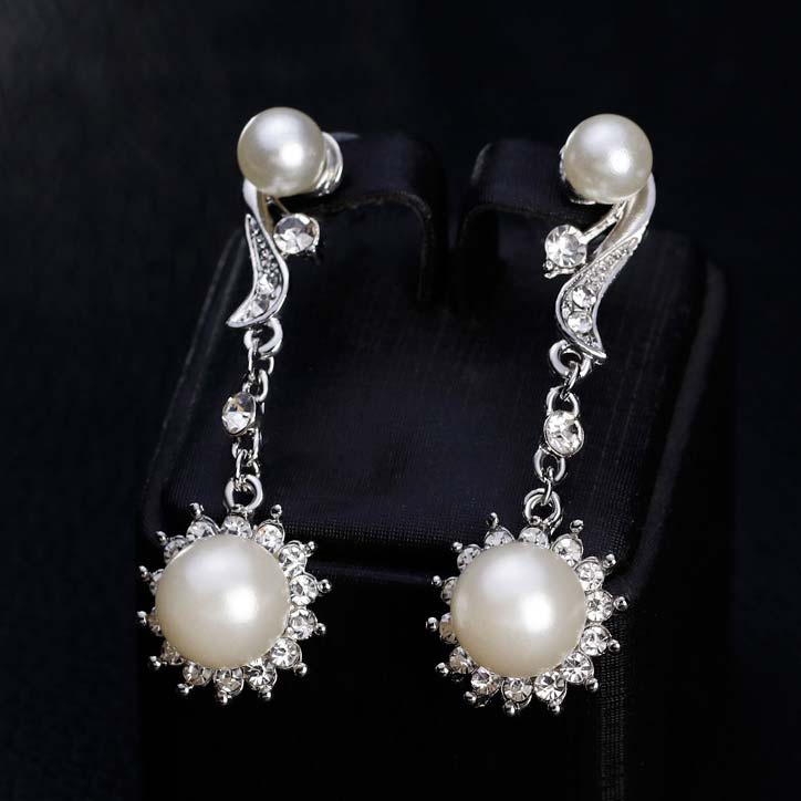 Geometric Pattern Pearl Detail Silvery White Earrings and Necklace