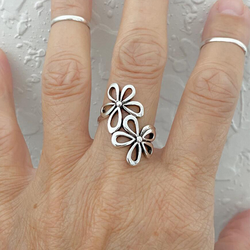 Alloy Detail Floral Design Silver Ring