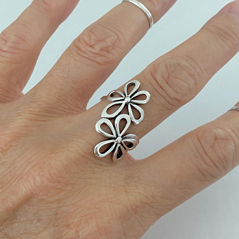 Alloy Detail Floral Design Silver Ring