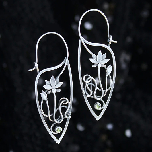 Alloy Detail Floral Design Silver Earrings