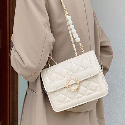 White Cover Chains Pearl Shoulder Bag