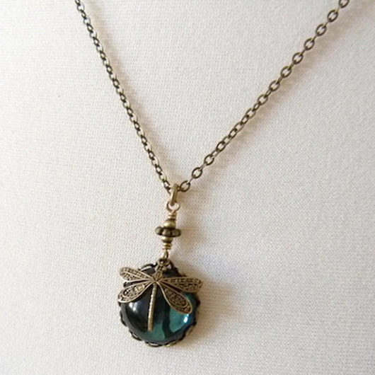 Green Dragonfly Detail Round Alloy Necklace