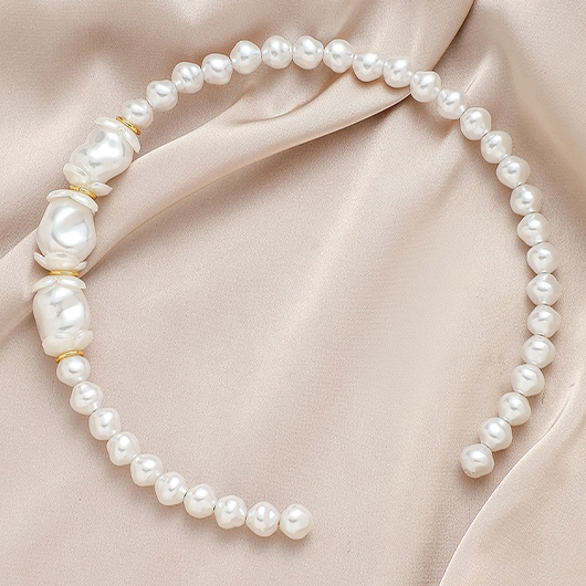 White Asymmetric Pearl Detail Round Necklace