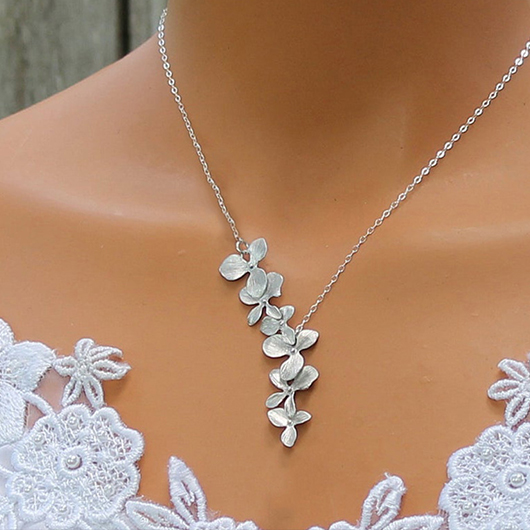 Silvery White Floral Asymmetric Alloy Necklace