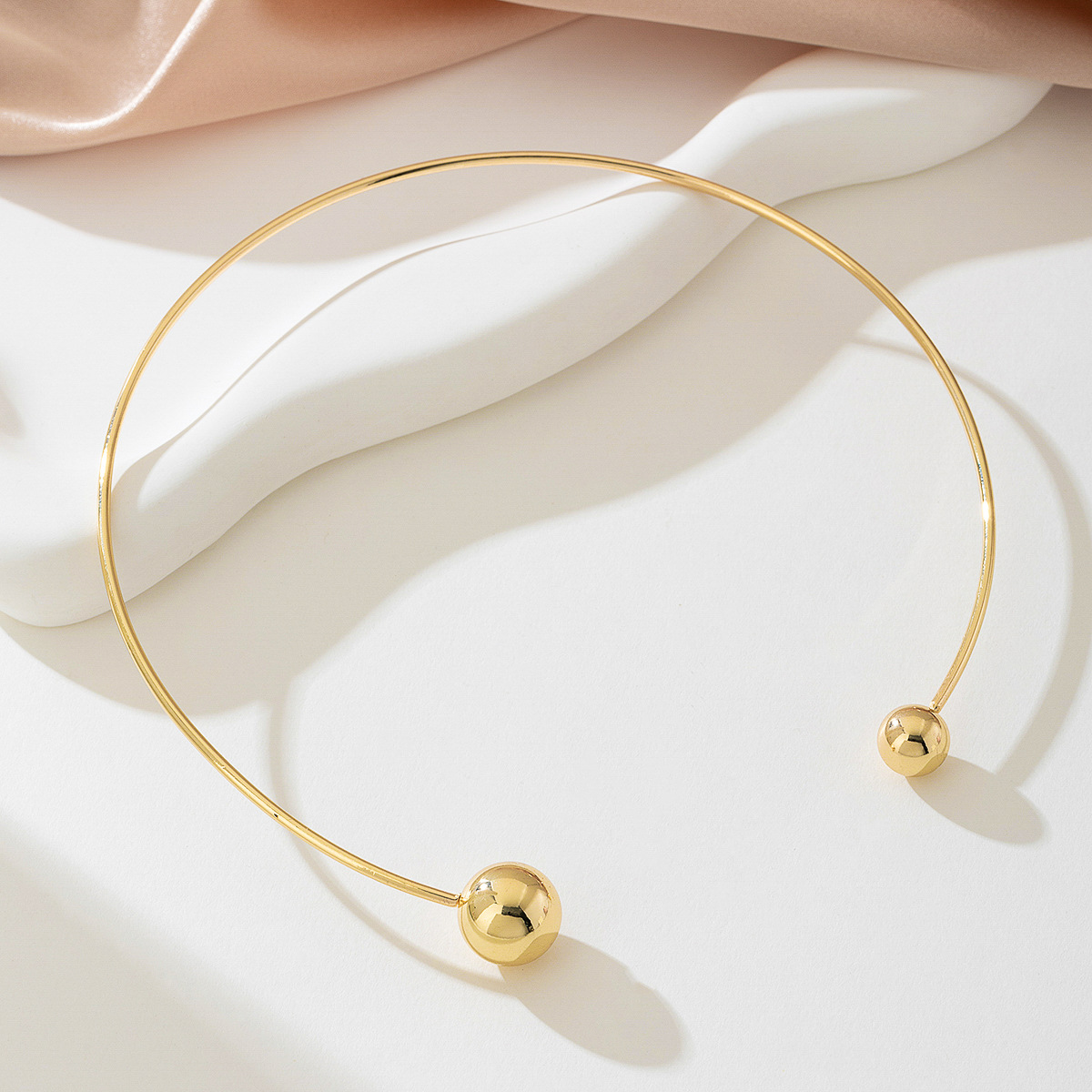 Golden Asymmetrical Round Geometric Alloy Necklace | picture 