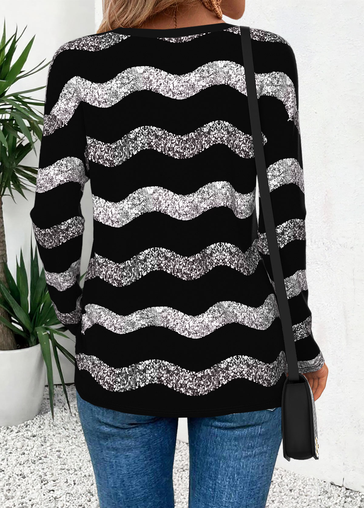 Black Curved Hem Wave Pattern Print T Shirt | picture 